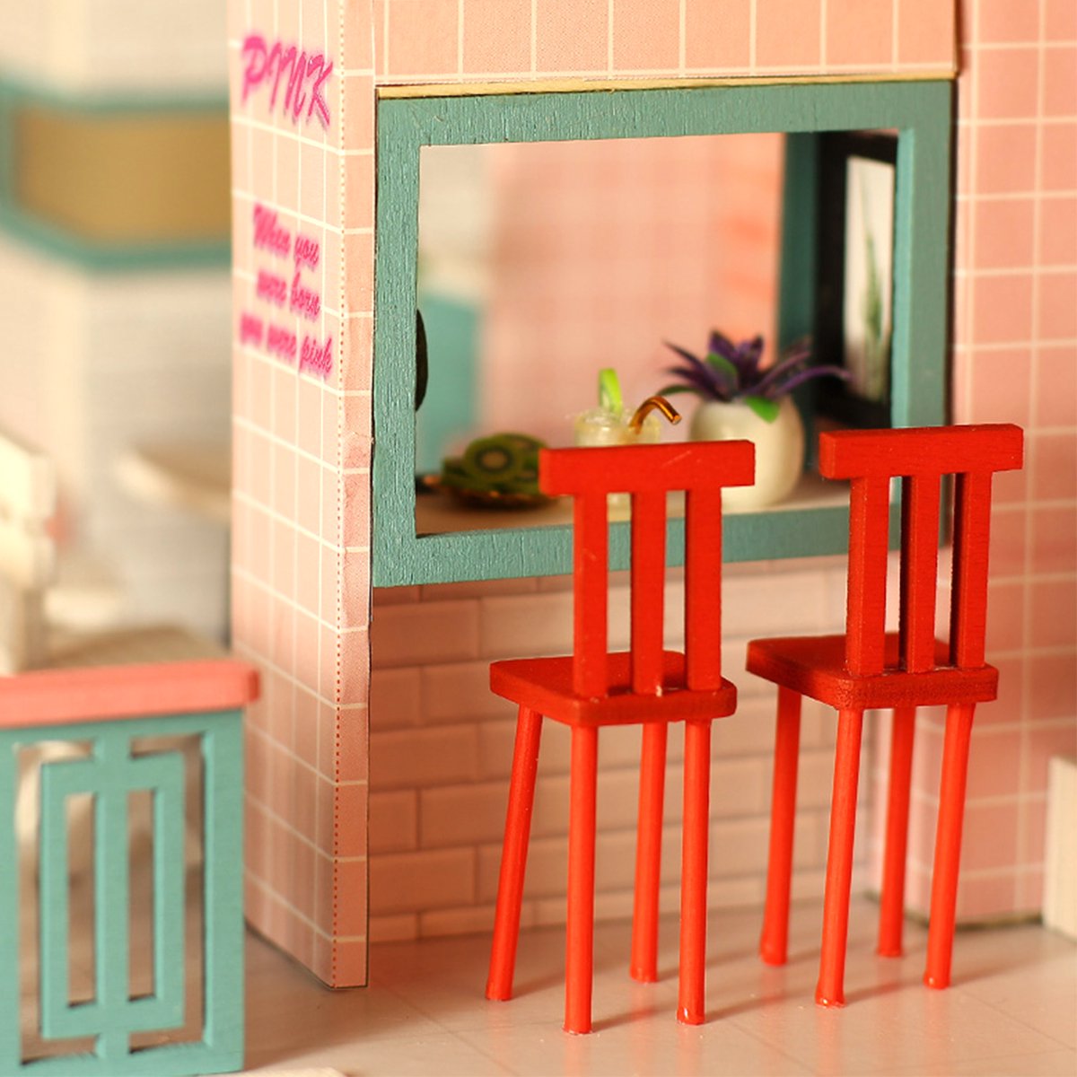 Miniatuur Bouwpakket L Pink Retro Café Volwassenen - Knutselen Meisjes - Houten Poppenhuis - DIY - Hobby - Crafts&Co — afbeelding 3