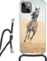 Hoesje met koord Geschikt voor iPhone 13 Mini - Paard - Zand - Woestijn - Siliconen - Crossbody - Backcover met Koord - Telefoonhoesje met koord - Hoesje met touw