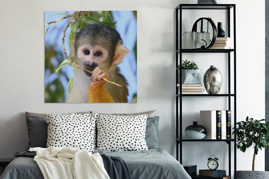 Singe écureuil mâchant une branche 90x90 cm - Tirage photo sur toile peinture (Décoration murale salon / chambre) / animaux sauvages Peintures sur toile