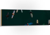 WallClassics - Hout - Bovenaanzicht van Groep Surfers op Oceaan - 120x40 cm - 12 mm dik - Foto op Hout (Met Ophangsysteem)