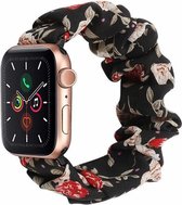 Strap-it Scrunchie band - Geschikt voor Apple Watch bandje - Series 1/2/3/4/5/6/7/8/9/SE/Ultra (2) - Bloemen - Elastisch haarelastiek bandje van nylon - iWatch bandje voor maat: 42 mm 44 mm 45 mm 49 mm