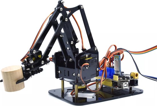Zwarte 4DOF robotarm met een houten blok in de grijper, verbonden met draden aan een printplaat.