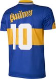 Achterkant van een blauw voetbalshirt met gele horizontale band, met de tekst 'Quilmes' en het grote witte nummer '10'.