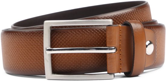 Ceinture en cuir marron avec une boucle argentée et un fin motif losange.
