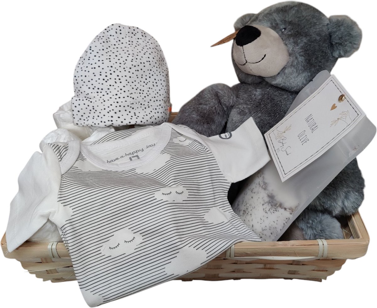 kraamkado - luiertaart - gender netraal - grijs - wit - jongen - meisje - kraamcadeau -gevlochten mand - knuffelbeer - take me home - little label