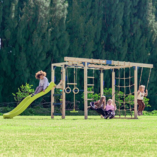 Houten speeltoestel met schuif, schommels, klimnet en monkey bars voor kinderen.