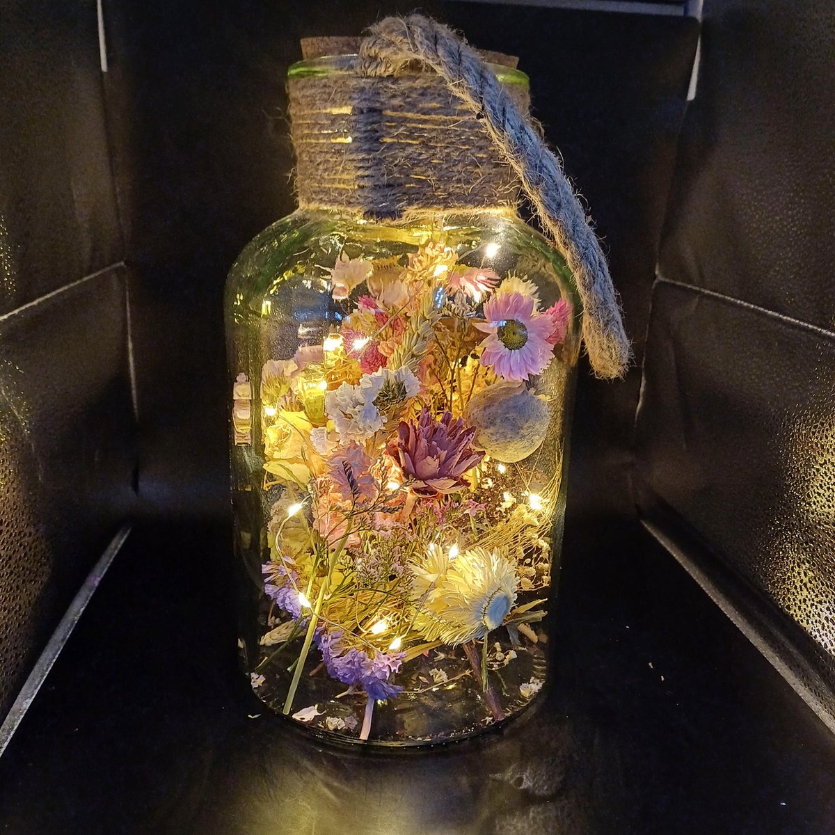 Droogbloemen in grote glazen vaas met kurk en stoer touw incl. lampjes door de bloemen heen verwerkt | boeket | bloemstuk | fles met kurk | bloemen in glas | fleurig | cadeau | gezellig | droogbloemen | decoratie | woondecoratie | droogboeket