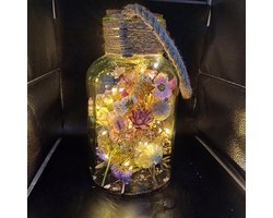 Droogbloemen in grote glazen vaas met kurk en stoer touw incl. led lampjes door de bloemen heen verwerkt | boeket | bloemstuk | fles met kurk | bloemen in glas | fleurig | cadeau | gezellig | droogbloemen | decoratie | woondecoratie | droogboeket