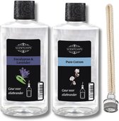 Twee flessen geurbrandstof van Scentchips, "Eucalyptus & Lavender" en "Pure Cotton", naast een geurlont.