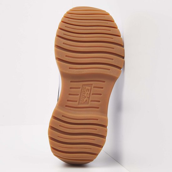 Bruine rubberen loopzool van een sneaker met wafelprofiel en BK-logo.