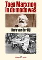 Bovenaan staat een portret van Karl Marx. Daaronder staan de titels 'Toen Marx nog in de mode was' en 'Kees van der Pijl'. Onderaan een menigte met protestborden.