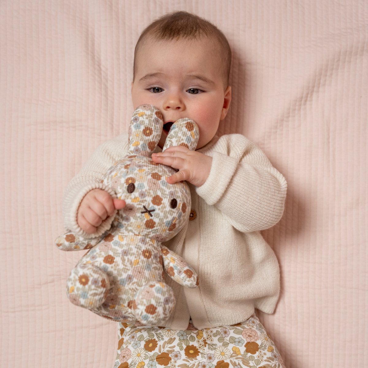 Nijntje Vintage Flowers All Over Knuffel 35 cm — afbeelding 2
