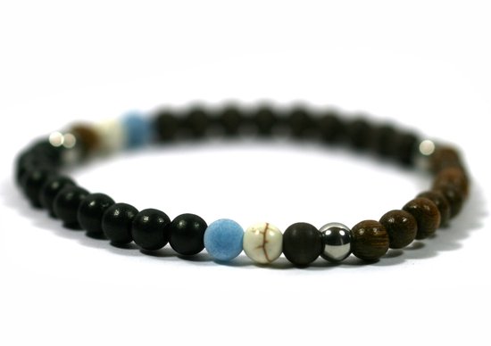Armband met zwarte, houten, blauwe agaat, witte howliet en zilverkleurige kralen.