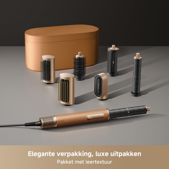 Étui marron avec accessoires de coiffage : brosses rotatives, brosses lissantes, boucleurs, sèche-cheveux et accessoire anti-frisottis. L'appareil est doré avec du cuir marron.
