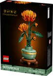 Chrysanthème Lego dans un vase vert avec une bande dorée et un socle marron. Les fleurs sont orange et rouges.