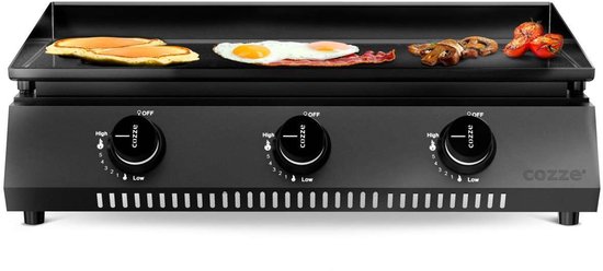 Zwarte Cozze plancha met drie gasbranders, waarop pannenkoeken, eieren, spek, champignons en tomaten worden gebakken.