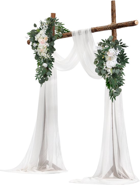 Houten trouwboog met witte, doorschijnende draperie en twee bloemstukken met witte rozen, champagne rozen en eucalyptus.