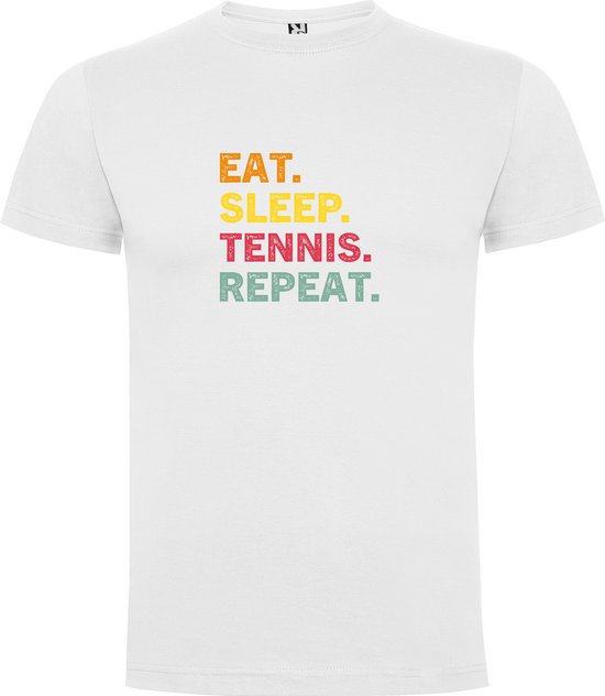 Wit T-Shirt met Kleurrijke print “ Eat Sleep Tennis Repeat – Sport – Fit – Humor “ Print Full Color Maat M