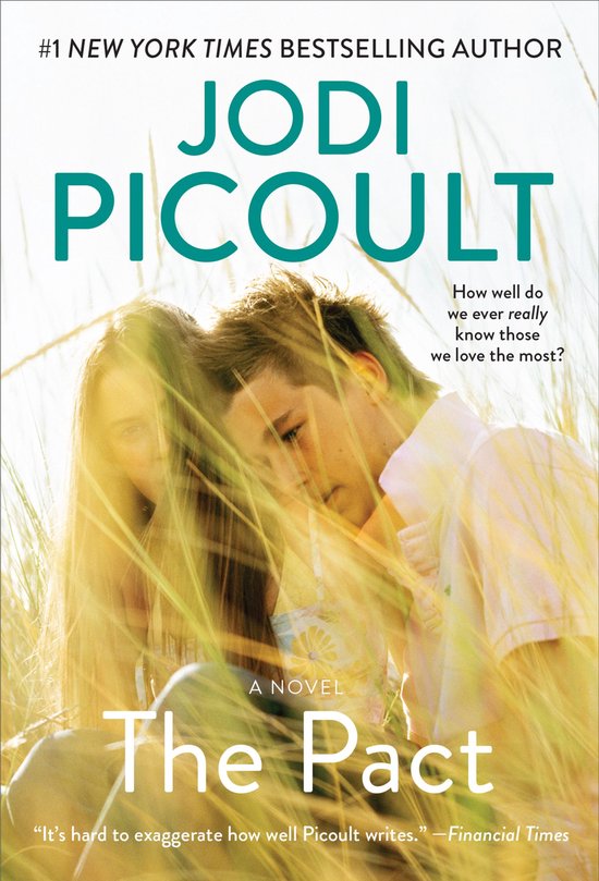 Boekcover van 'The Pact' van Jodi Picoult. Een jonge vrouw en een jongeman kijken elkaar aan in het gras. De tekst luidt: '#1 NEW YORK TIMES BESTSELLING AUTHOR JODI PICOULT The Pact'.
