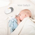 Slapende baby met knuffel en witte ruismachine.