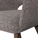 Close-up van taupe stoffen stoel met zichtbare houtstructuur op de poten.