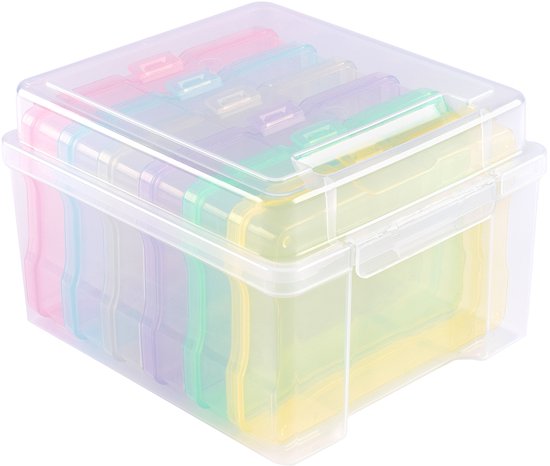 Une boîte de rangement transparente fermée, remplie de cassettes empilées et colorées dans des tons pastel.