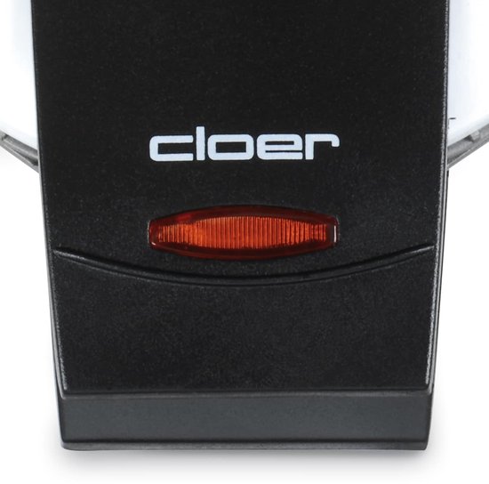 Close-up van het Cloer logo en controlelampje op een zwart vlak.