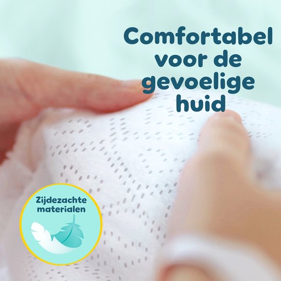 La peau d'un bébé est délicatement touchée par deux mains. Texte "Confortable pour les peaux sensibles" et "Matières soyeuses" avec icône de plume.