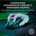 Een hand gebruikt een zwarte Razer gaming muis op een muismat. Tekst over ergonomische vorm en knoppen in het Nederlands.