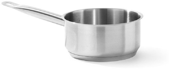 Een kleine RVS steelpan met een lange, gebogen steel, op een witte achtergrond.