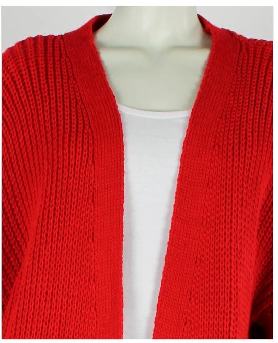 Fermeture d'un long gilet rouge en maille avec un haut blanc en dessous.