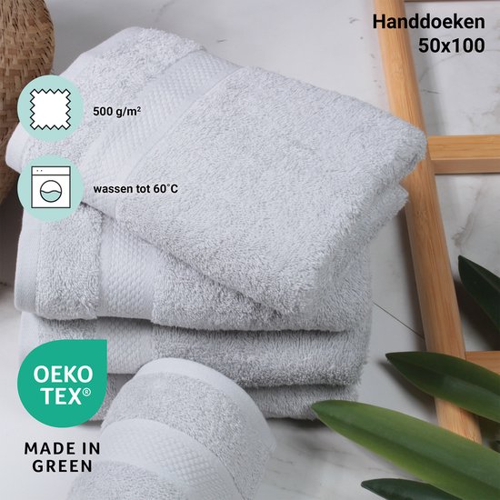 Stapel lichtgrijze handdoeken van 50x100 cm, 500 g/m². Gecertificeerd OEKO-TEX.