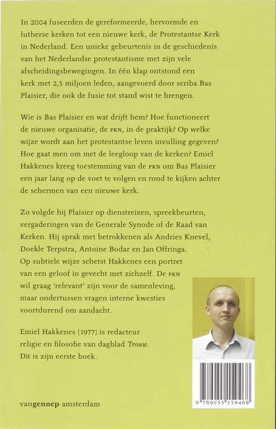Boek "Achter de schermen van de PKN" met tekst en een portret van een man.