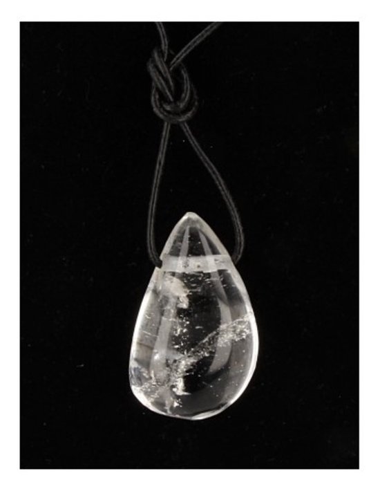 Pendentif en cristal de roche transparent en forme de goutte, avec inclusions internes, sur cordon noir.
