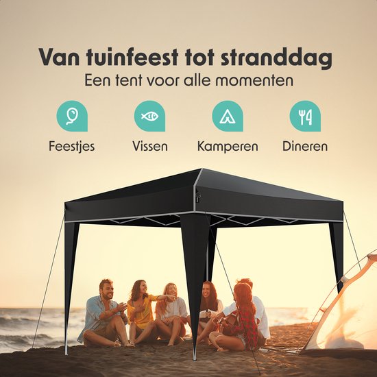 Vrienden zitten onder een zwarte partytent op het strand. Tekst "Van tijnfeest tot stranddag" is zichtbaar.