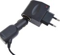 Zwarte AC/DC adapter met EU stekker en sigarettenaansteker poort, aangesloten op een zwarte auto laadstekker.