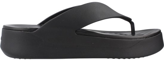 Tong compensée noire Crocs avec une large bride moulée et une semelle épaisse et plate.