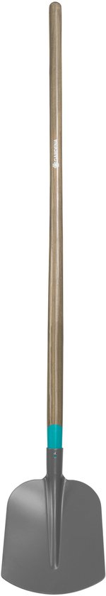 Grijze schep met breed blad en een houten steel met GARDENA-logo, op een witte achtergrond.