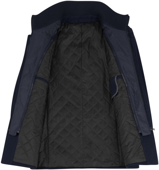 Open donkerblauwe jas met ruitvormige voering, ritssluiting en gebreide kraag.