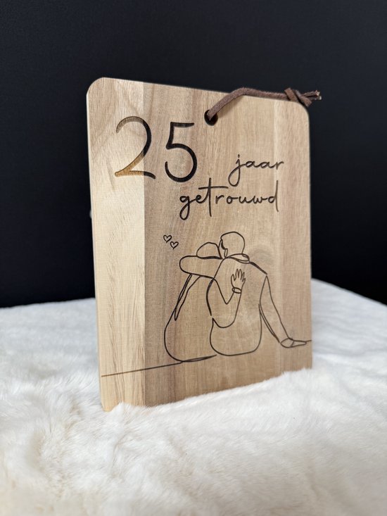 Houten bord met de tekst "25 jaar getrouwd" en een illustratie van een stel.