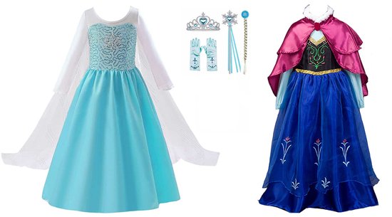 Een blauwe Elsa-jurk met glitter en witte cape, naast een blauwe Anna-jurk met roze cape. Accessoires zijn een tiara, toverstaf, en handschoenen.