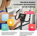Close-up van een vrouw die de console van de hometrainer bedient, met icoontjes voor hartslag, calorieën en afstand.