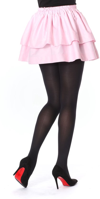 Damesbenen in zwarte panty's en zwarte pumps met rode zolen, met roze rok.