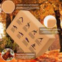 Gros plan sur un bloc de yoga en liège marron avec des illustrations de poses de yoga et du texte en plusieurs langues.