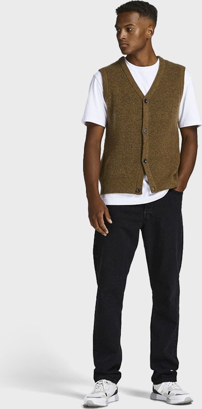Man met bruin vest met knopen en witte t-shirt, zwart jeans.