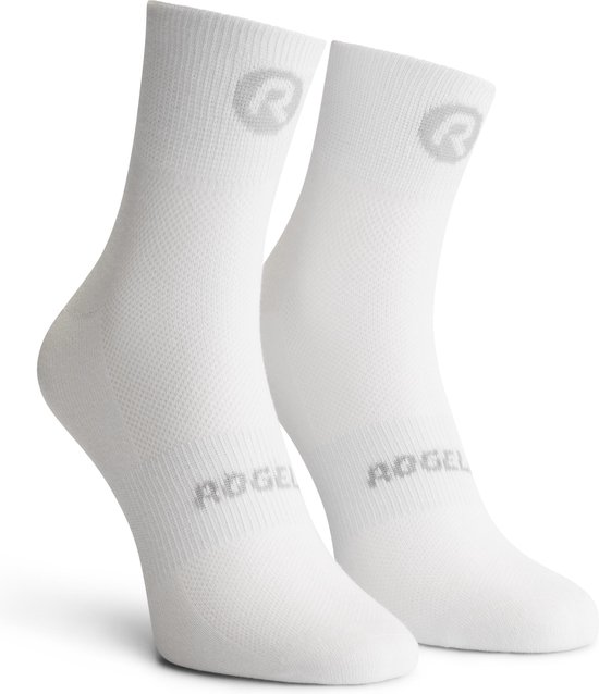 Witte fietssokken met een 'R' logo op de schacht en 'ROGELI' op de voet.