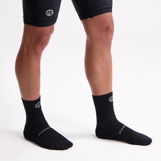 Zwarte fietssokken met 'R' logo op de schacht en 'ROGELI' op de voet, gedragen door een model.