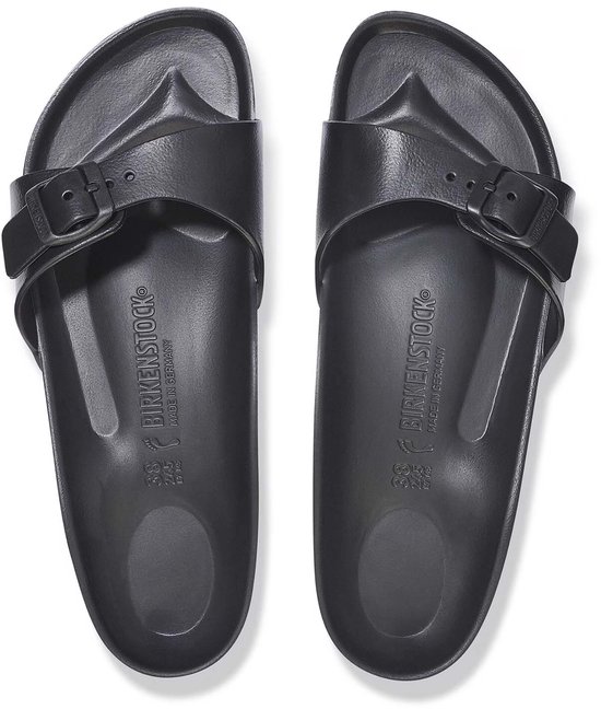 Bovenkant van zwarte Birkenstock slippers met gespen en merklogo.