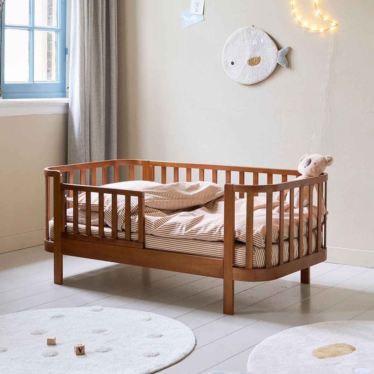 Petite Amélie ® Peuterbed 140x70 cm - Kinderbed Ovaal - Met Verstelbaar Uitvalhekje - Walnoot (Premium)