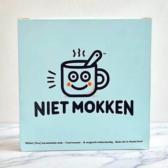 Lichtblauwe doos met de tekst "NIET MOKKEN" en een illustratie van een lachende mok met stoom.